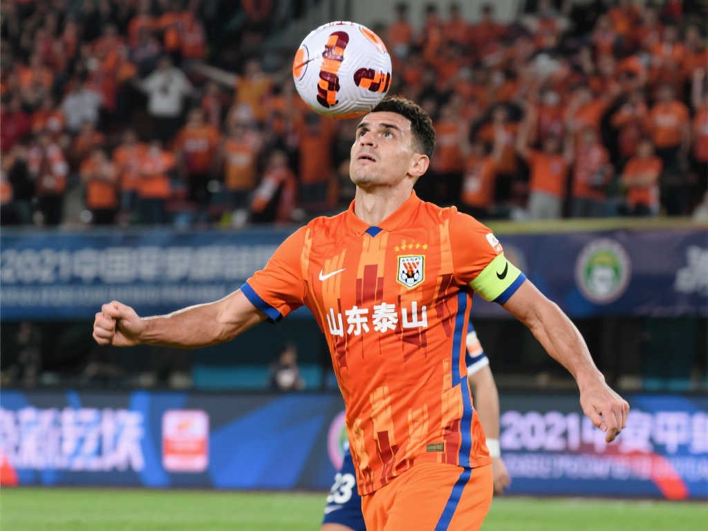 随着他在英 随着他在英